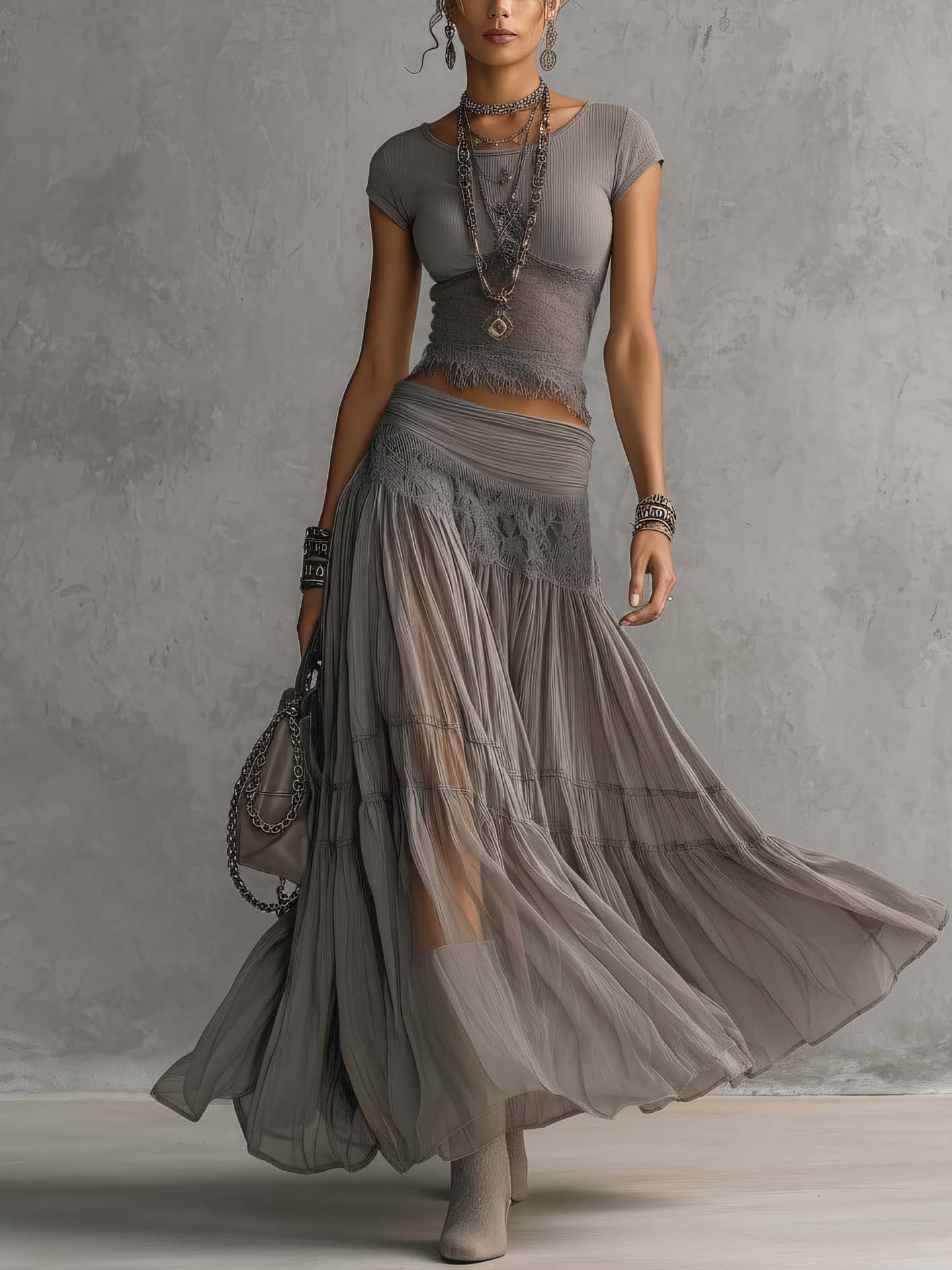 Set Top in Pizzo Grigio e Gonna Maxi Plissettata