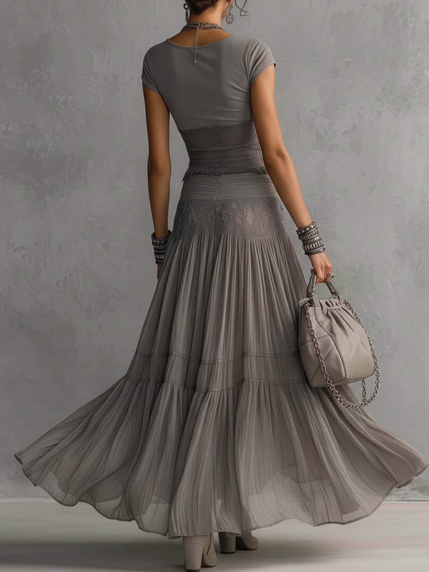 Set Top in Pizzo Grigio e Gonna Maxi Plissettata
